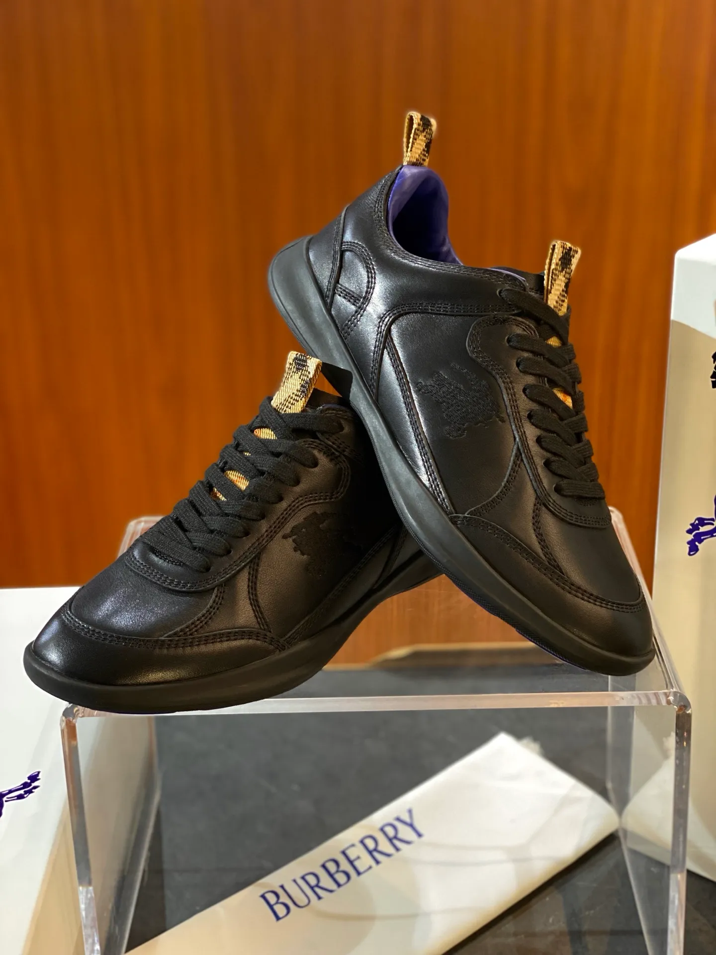 Men's men's shoes💰p420 "Burber＊" SU25 new MATRIX retro sneakers in calfskin. The main style of the summer fashion show is retro and casual, lightweight and comfortable. Burberry made its debut at the brand's 2025 summer fashion show. Made of refined Italian leather with tonal topstitching details, it's inspired by sporty design. Paired with lightweight soles and Burberry check sneakers, they are embellished with embroidery of the brand's Equestrian Knight logo (EKD). - Lace-up design - EKD embroidery on the side - EKD embroidery on the sole Size 38-44